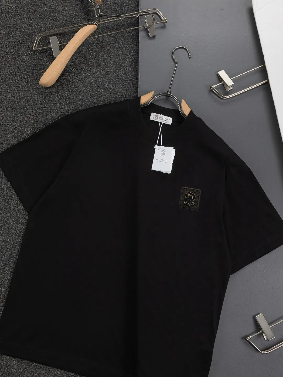 BRUNELLO CUCINELLI Brunello Cucinelli counter Same Style round neck short-sleeved T-shirt customized cotton fabric! Designed with brand logo leather tag! Strong three-dimensional effect! The overall highly breathable and soft texture is more prominent, and the full cotton texture induces extreme comfort. A must-have item for Premium people, complete with original accessories and accessories! Same Style for men and women! Color: Black White Size: S-xx L